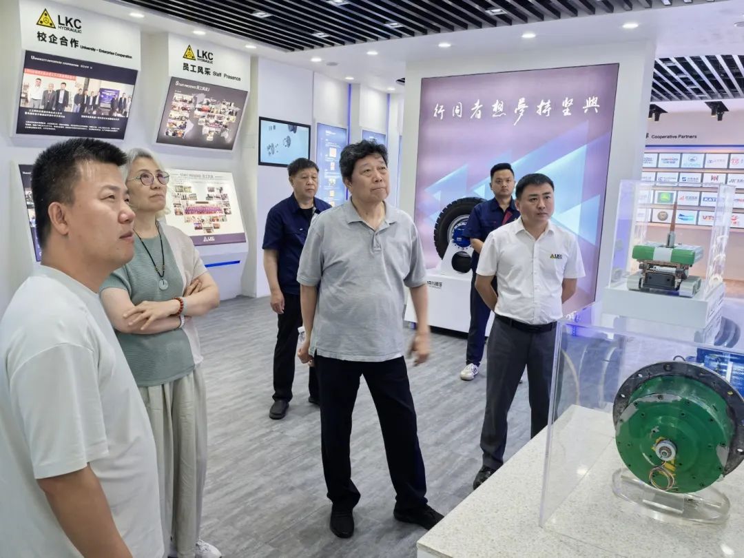 1750402994731970.jpg 中國液壓氣動密封件工業協會理事長杜旭東一行蒞臨我公司參觀指導1.jpg